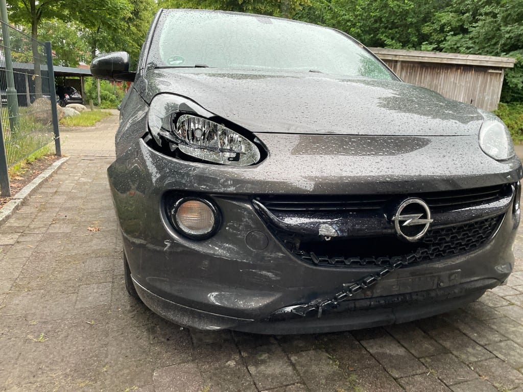 Opel mit Frontschaden