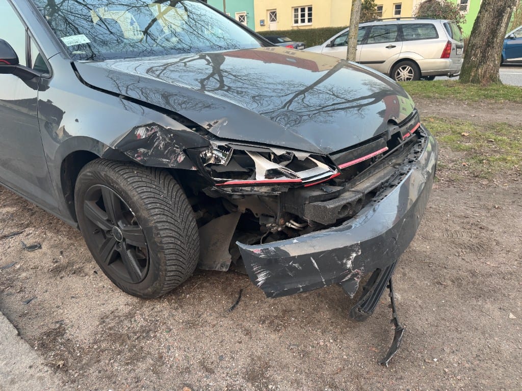 VW Golf mit massivem Frontschaden